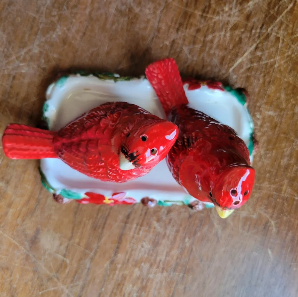 Ganz Cardinals on Tray Salt & Pepper S&P Christmas Pair Holly Pointsetta W/ Plug